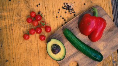 Klasik kırsal tarzda salata yemeği için taze sebzeler.