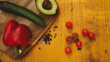 Klasik kırsal tarzda salata yemeği için taze sebzeler.