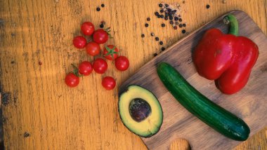 Klasik kırsal tarzda salata yemeği için taze sebzeler.