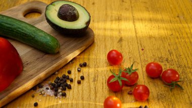 Klasik kırsal tarzda salata yemeği için taze sebzeler.