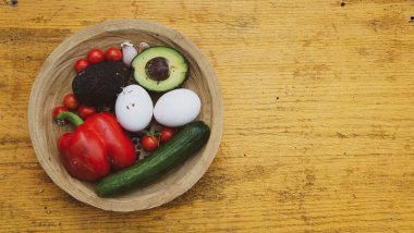 Klasik kırsal tarzda salata yemeği için taze sebzeler.