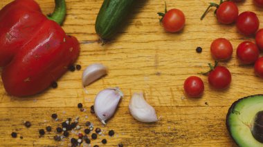 Klasik kırsal tarzda salata yemeği için taze sebzeler.