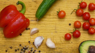 Klasik kırsal tarzda salata yemeği için taze sebzeler.