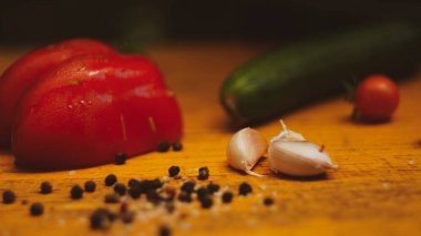 Klasik kırsal tarzda salata yemeği için taze sebzeler.