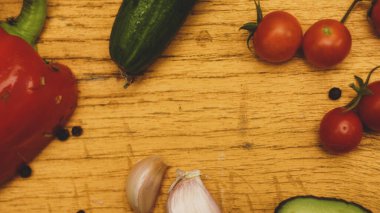 Tahta arka planda taze sebzeler