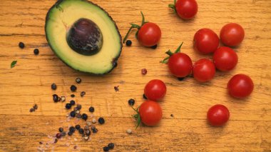 Tahta arka planda taze sebzeler