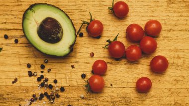 Tahta arka planda taze sebzeler