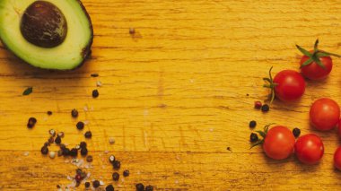 Tahta arka planda taze sebzeler