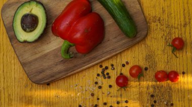 Tahta arka planda taze sebzeler