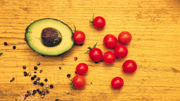 Ahşap arka plandaki taze sebzeler paslı.