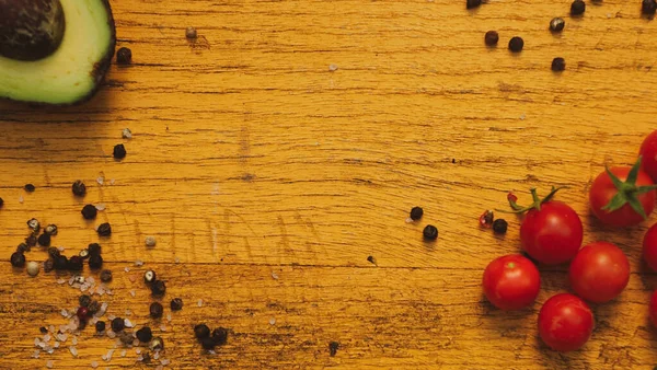 Frisches Gemüse Und Obst Auf Rostigem Holzboden — Stockfoto