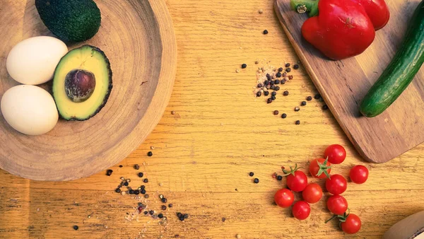 Tahta arka planda taze sebzeler ve meyveler paslanmış.