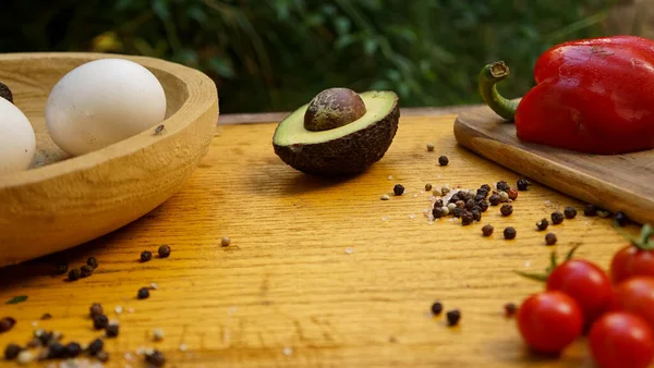 Tahta arka planda taze sebzeler ve meyveler paslanmış.