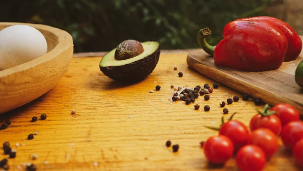 Tahta arka planda taze sebzeler ve meyveler paslanmış.