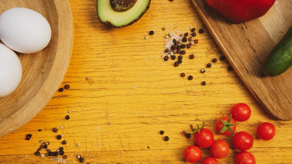 Tahta arka planda taze sebzeler ve meyveler paslanmış.