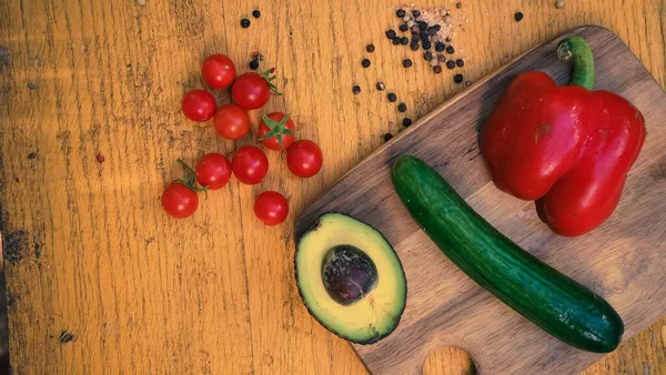 Klasik kırsal tarzda salata yemeği için taze sebzeler.