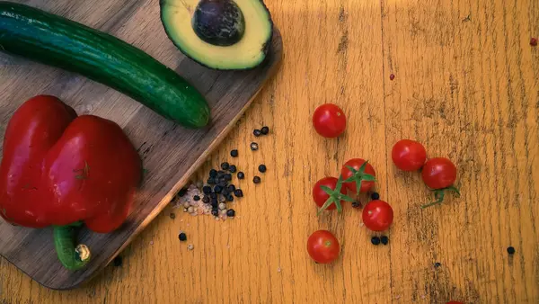 Klasik kırsal tarzda salata yemeği için taze sebzeler.