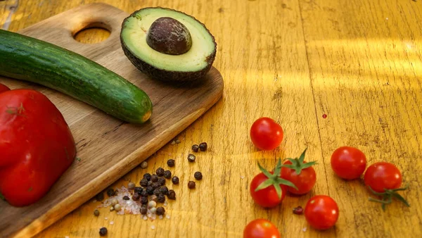 Klasik kırsal tarzda salata yemeği için taze sebzeler.