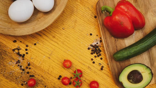 Klasik kırsal tarzda salata yemeği için taze sebzeler.