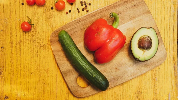 Klasik kırsal tarzda salata yemeği için taze sebzeler.