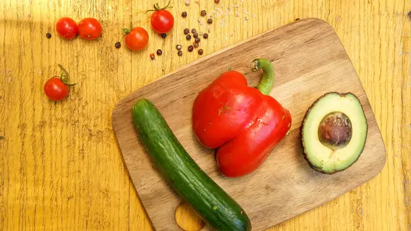 Klasik kırsal tarzda salata yemeği için taze sebzeler.