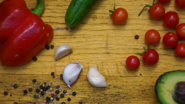 Klasik kırsal tarzda salata yemeği için taze sebzeler.