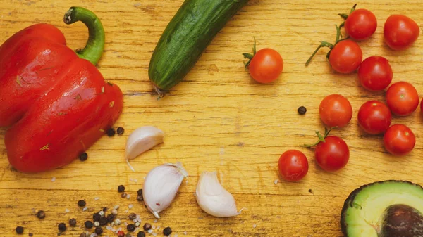 Klasik kırsal tarzda salata yemeği için taze sebzeler.