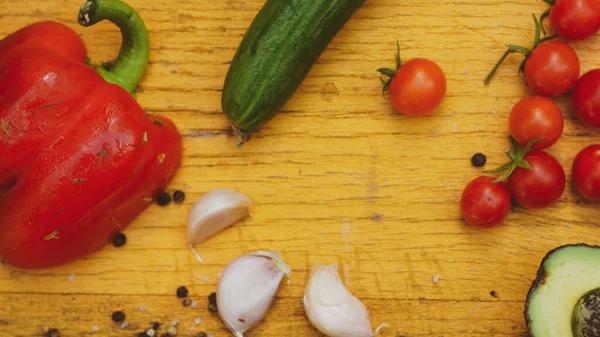 Klasik kırsal tarzda salata yemeği için taze sebzeler.