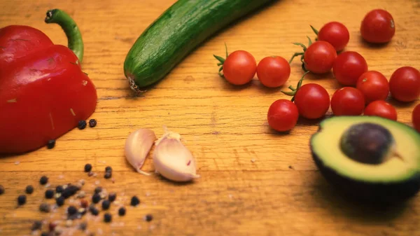 Tahta arka planda taze sebzeler