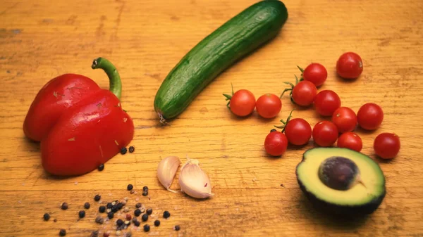 Tahta arka planda taze sebzeler