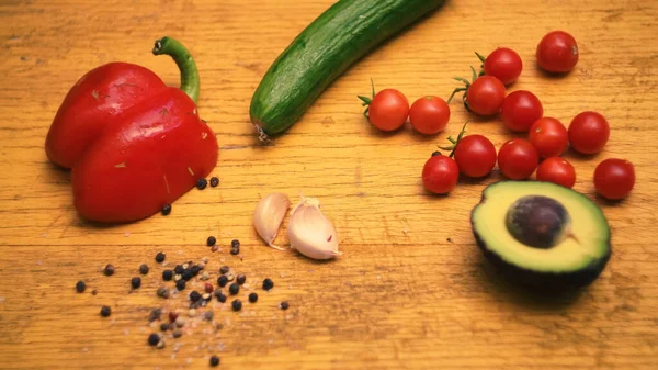 Tahta arka planda taze sebzeler