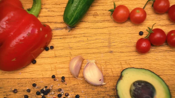 Tahta arka planda taze sebzeler