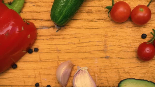 Tahta arka planda taze sebzeler