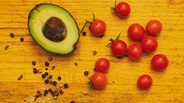 Tahta arka planda taze sebzeler