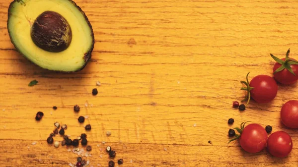 Tahta arka planda taze sebzeler