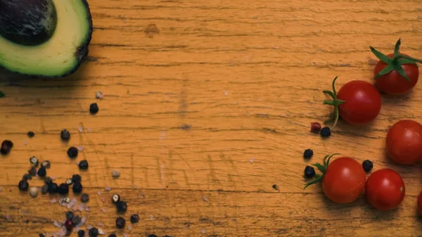 Tahta arka planda taze sebzeler