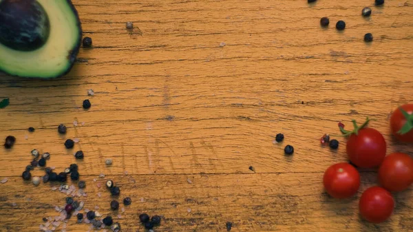 Tahta arka planda taze sebzeler