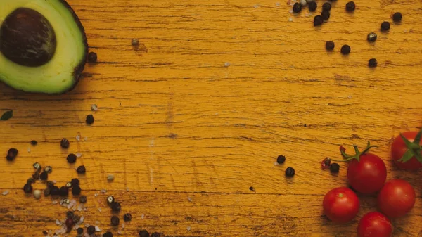 Tahta arka planda taze sebzeler