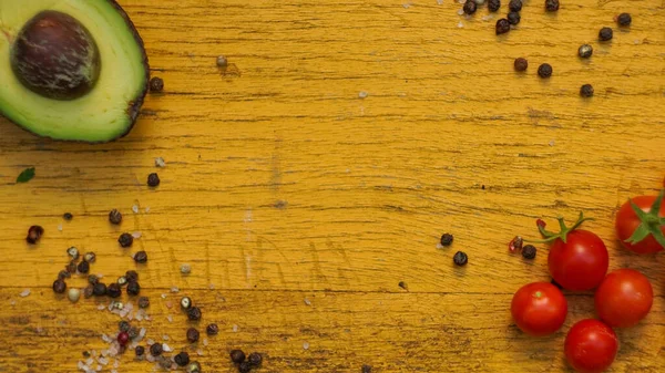 Tahta arka planda taze sebzeler