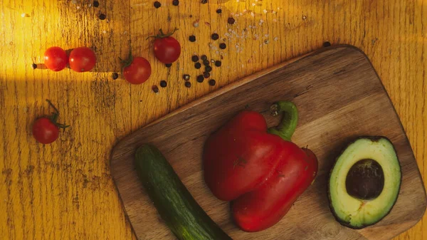 Tahta arka planda taze sebzeler