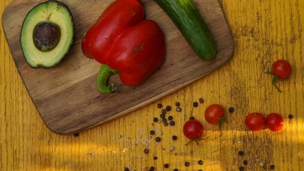 Tahta arka planda taze sebzeler