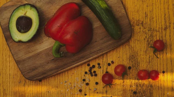 Tahta arka planda taze sebzeler