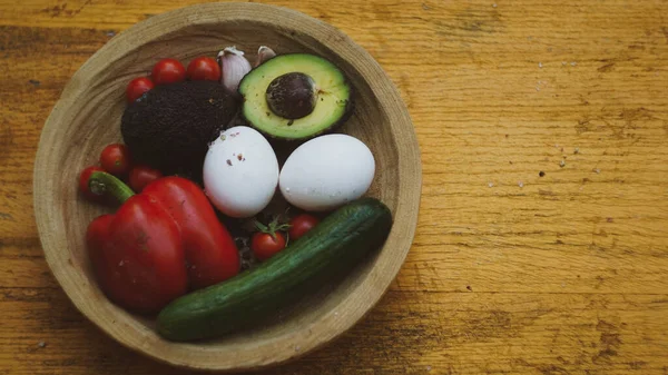 Tahta arka planda taze sebzeler