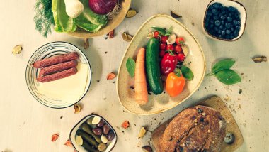 Taze organik meyveler ve sebzeli sebzeler. Sağlıklı beslenme kırsal çiftlik tarzı ev yapımı ekmek kırmızı Himalaya tuzu