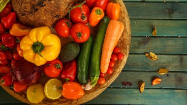 Taze organik meyveler ve sebzeli sebzeler. Sağlıklı beslenme kırsal çiftlik tarzı ev yapımı ekmek kırmızı Himalaya tuzu