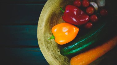 Taze organik meyveler ve sebzeli sebzeler. Sağlıklı beslenme kırsal çiftlik tarzı ev yapımı ekmek kırmızı Himalaya tuzu