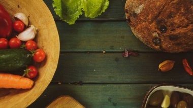 Taze organik meyveler ve sebzeli sebzeler. Sağlıklı beslenme kırsal çiftlik tarzı ev yapımı ekmek kırmızı Himalaya tuzu