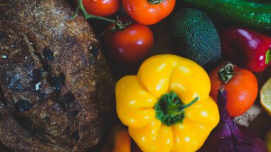 Taze organik meyveler ve sebzeli sebzeler. Sağlıklı beslenme kırsal çiftlik tarzı ev yapımı ekmek kırmızı Himalaya tuzu