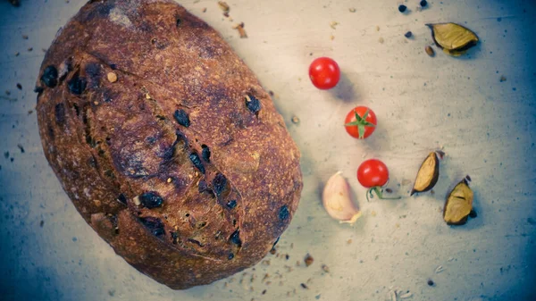 带有新鲜的有机水果和蔬菜食品 健康饮食乡村农舍风格自制面包红色喜马拉雅山盐 — 图库照片