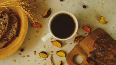 Taze siyah Türk arap kahvesi. Ev yapımı sağlıklı ekmek. Tohumları kırsal çiftlik tarzı.